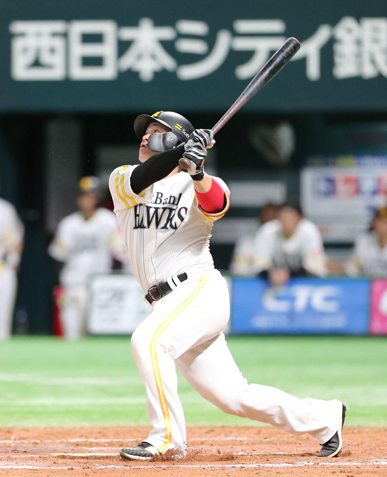 ソフトバンク対ロッテ　8回裏ソフトバンク2死二、三塁、甲斐は左越えの2点適時二塁打を放つ（撮影・鬼束羽瑠菜）