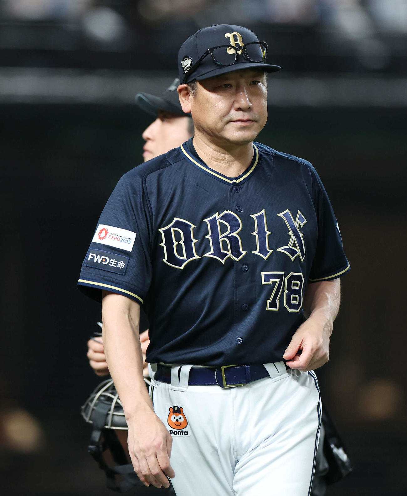 西武対オリックス　6回裏西武2死一塁、投手交代を告げる中嶋監督（撮影・河田真司）