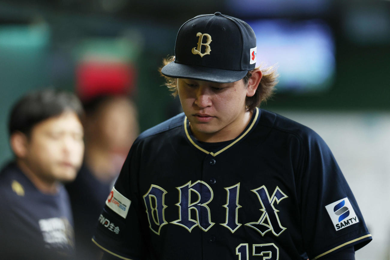 西武対オリックス　6回裏西武2死一塁、降板しベンチで表情を曇らせる宮城（撮影・河田真司）