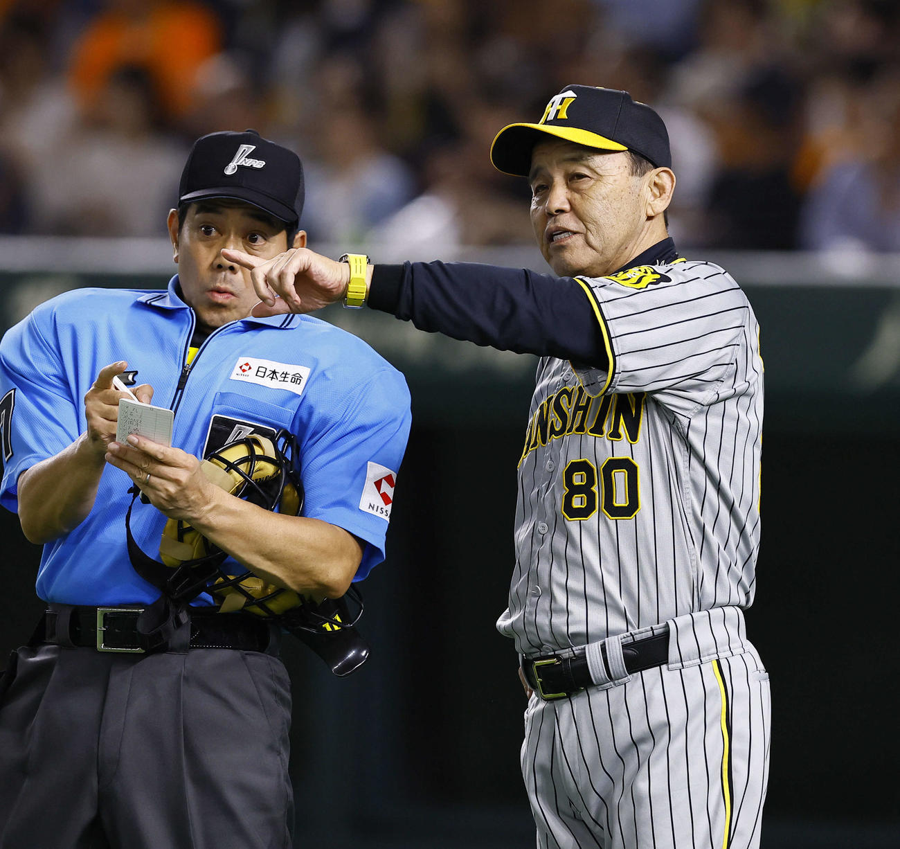 巨人対阪神　5回、選手交代を告げる阪神岡田監督（撮影・藤尾明華）
