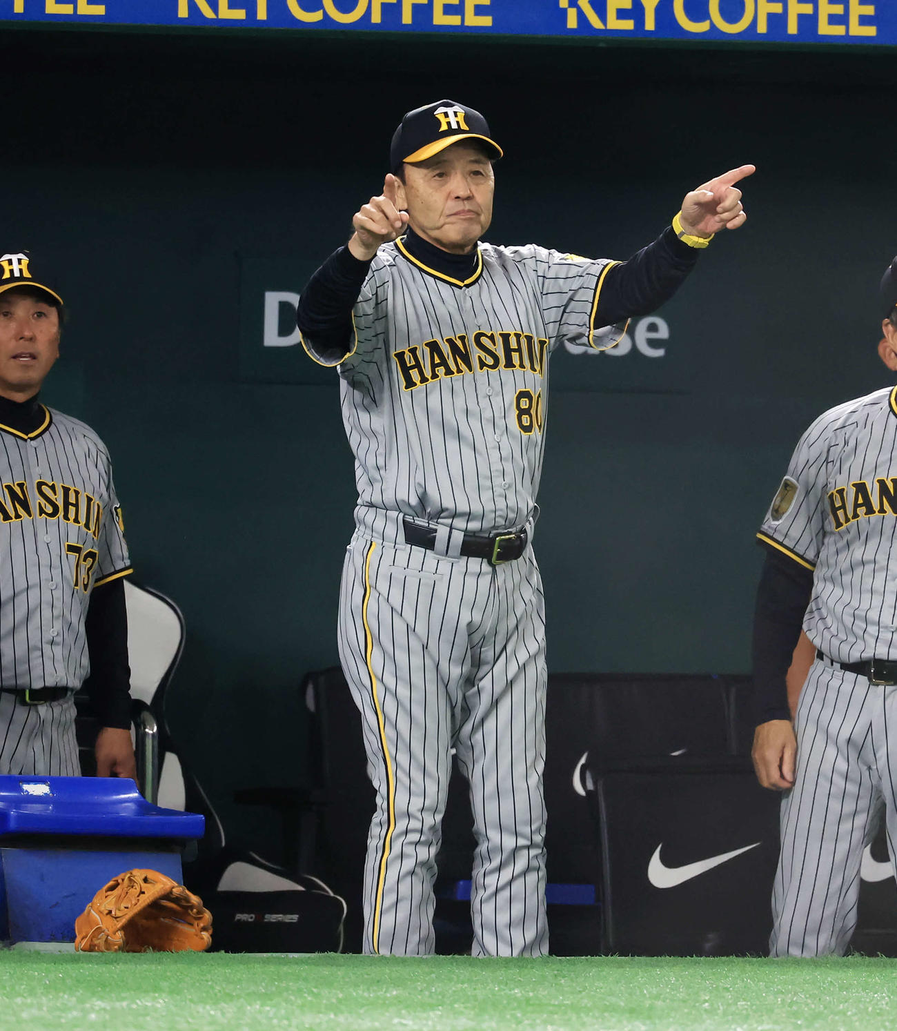 巨人対阪神　5回表阪神1死一、二塁、小幡の本塁クロスプレーで検証を求める岡田監督（撮影・浅見桂子）