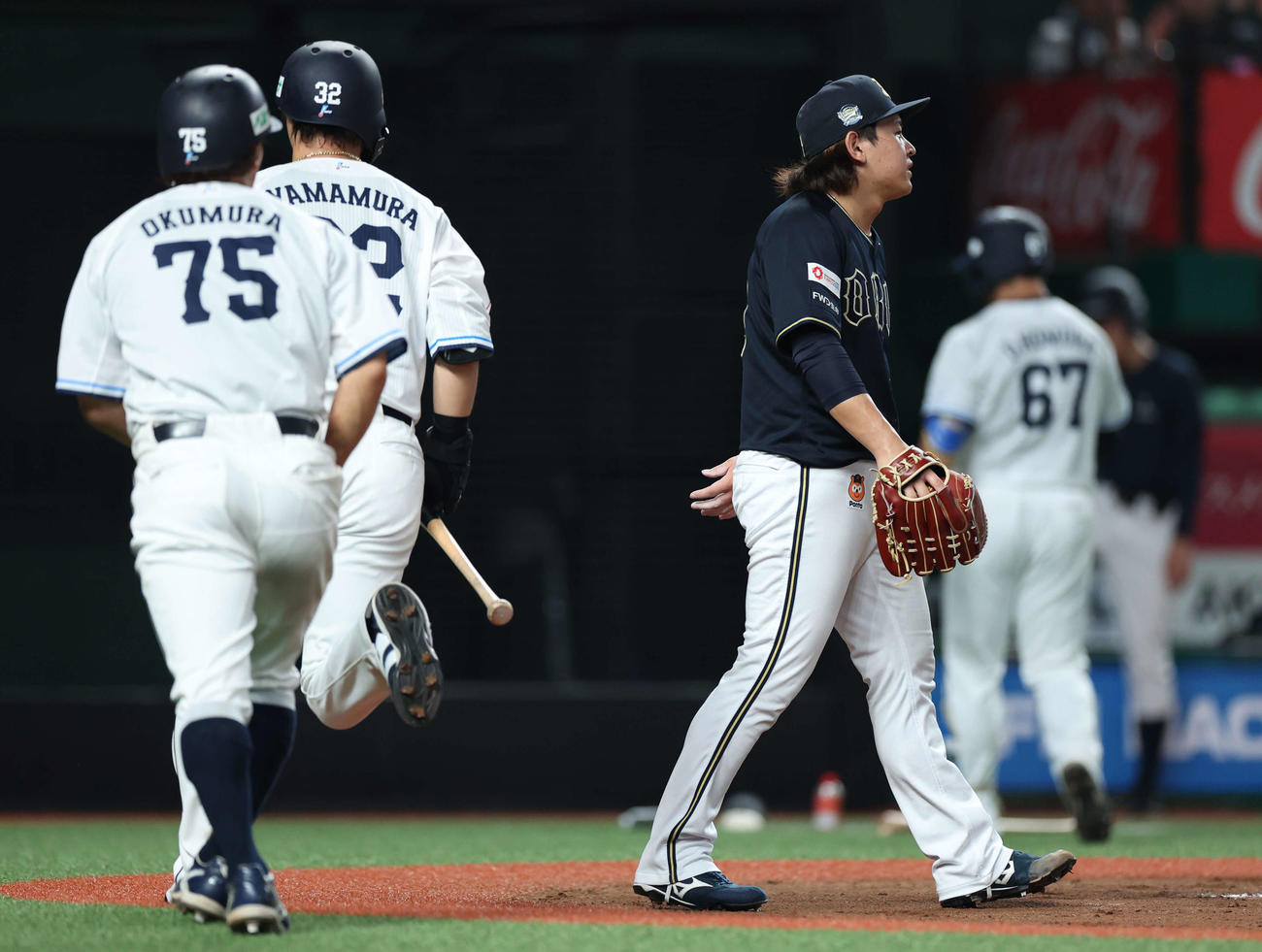 西武対オリックス　6回裏西武1死一、三塁、山村（後方左）の中犠飛で奥村（手前左）の生還を許す宮城（撮影・河田真司）