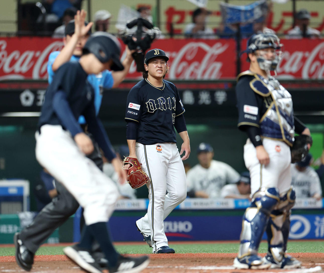 西武対オリックス　6回裏西武1死一塁、源田に二塁打を浴びる宮城（撮影・河田真司）
