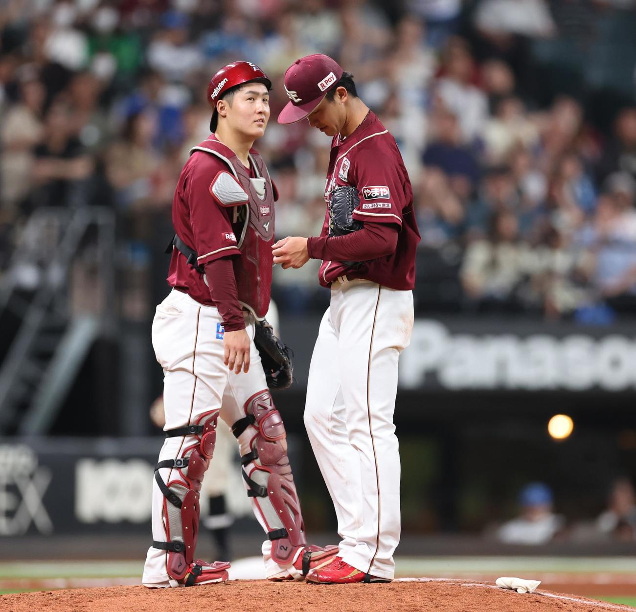 日本ハム対楽天　8回途中降板の古謝（撮影・黒川智章）