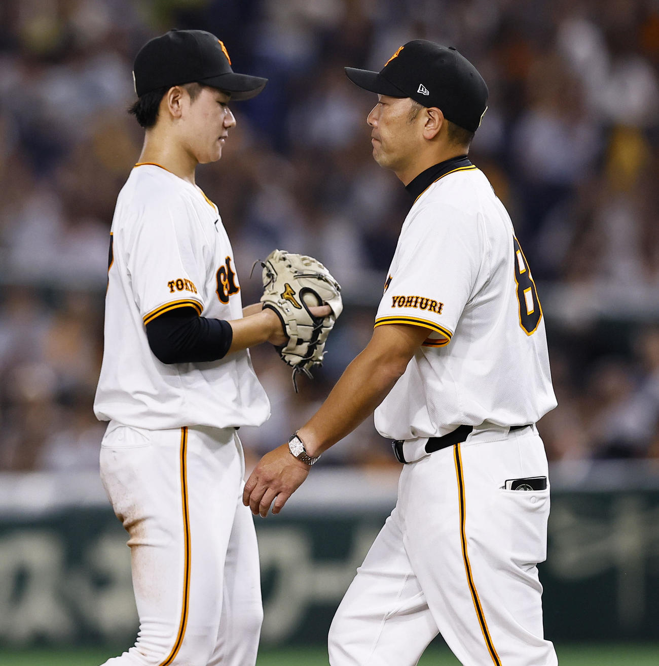 巨人対阪神　5回表阪神1死一、二塁、投手交代のためマウンドに向かう阿部監督（右）と降板する井上（撮影・藤尾明華）
