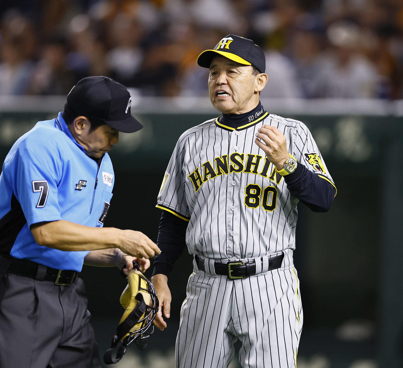 巨人対阪神　7回、投手交代を告げる阪神岡田監督（撮影・藤尾明華）