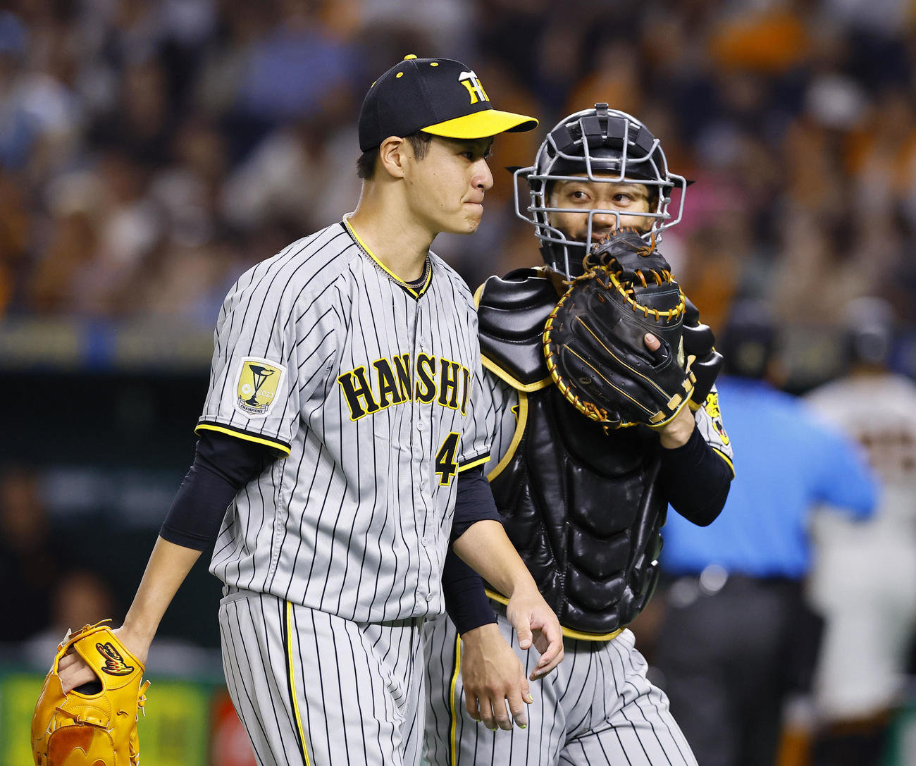 巨人対阪神　3回を終え、言葉を交わしながらベンチに戻る阪神大竹（左）と坂本（撮影・藤尾明華）