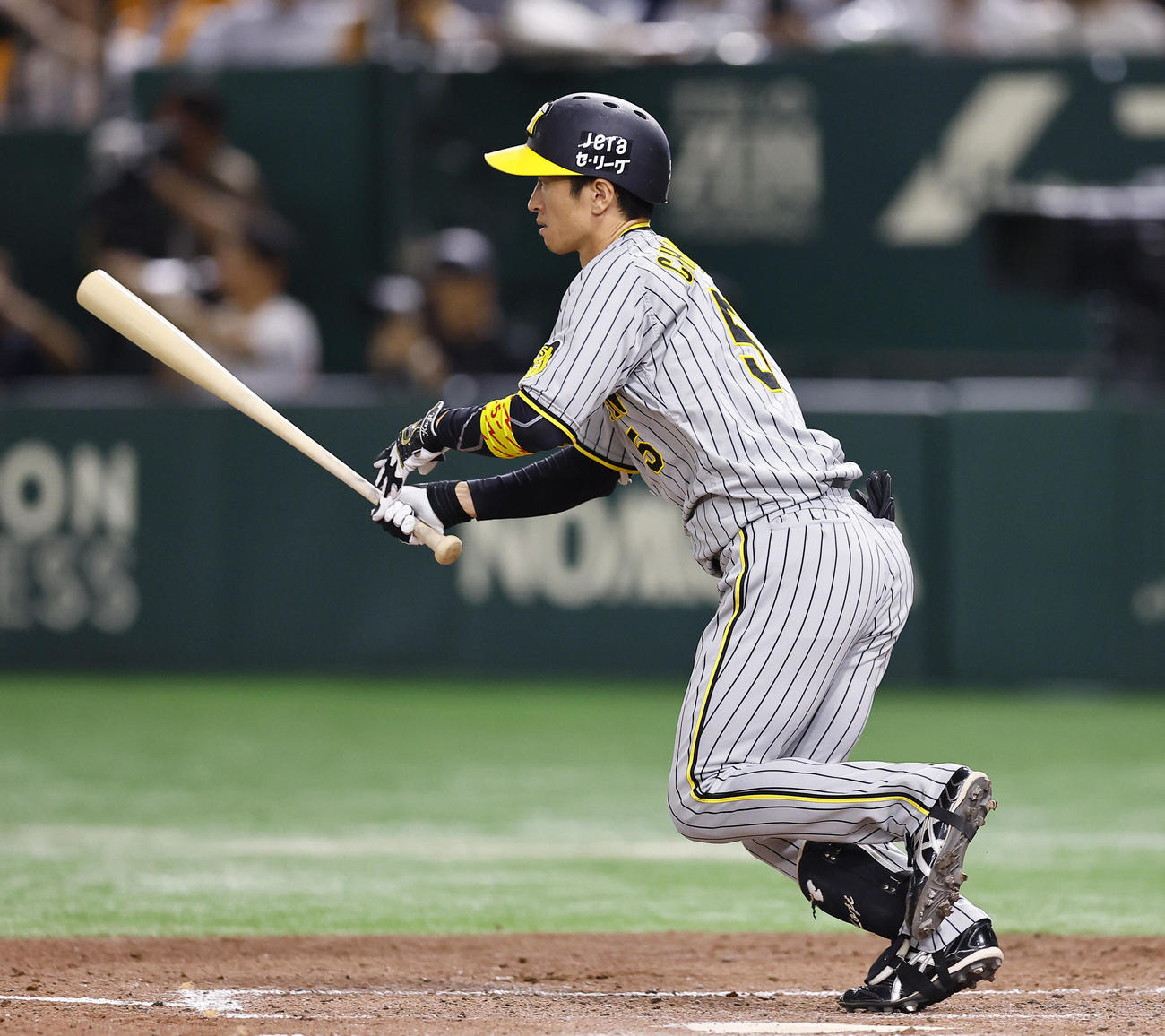 巨人対阪神　5回表阪神1死一、二塁、代打近本は右前打を放つ（撮影・藤尾明華）