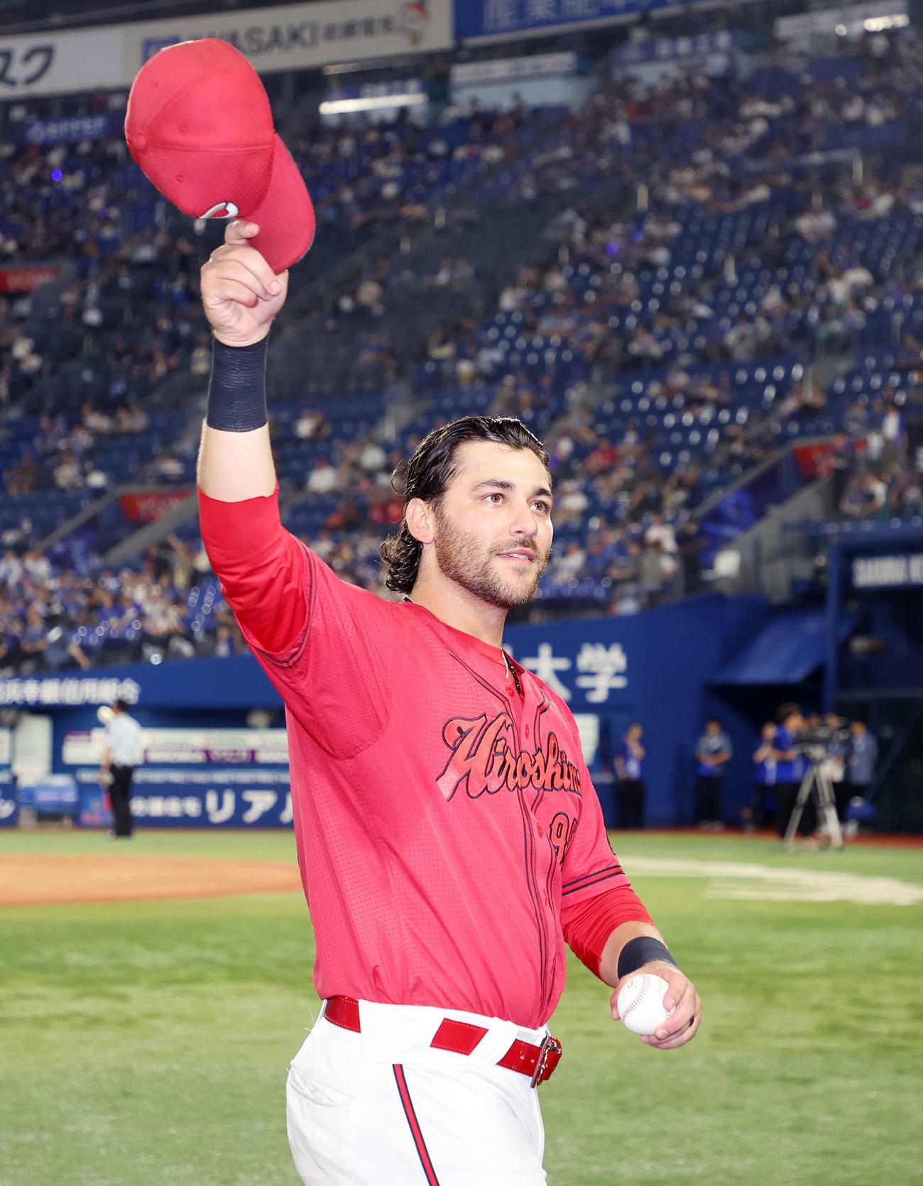 DeNA対広島　勝利しファンに手を振るシャイナー（撮影・鈴木正人）