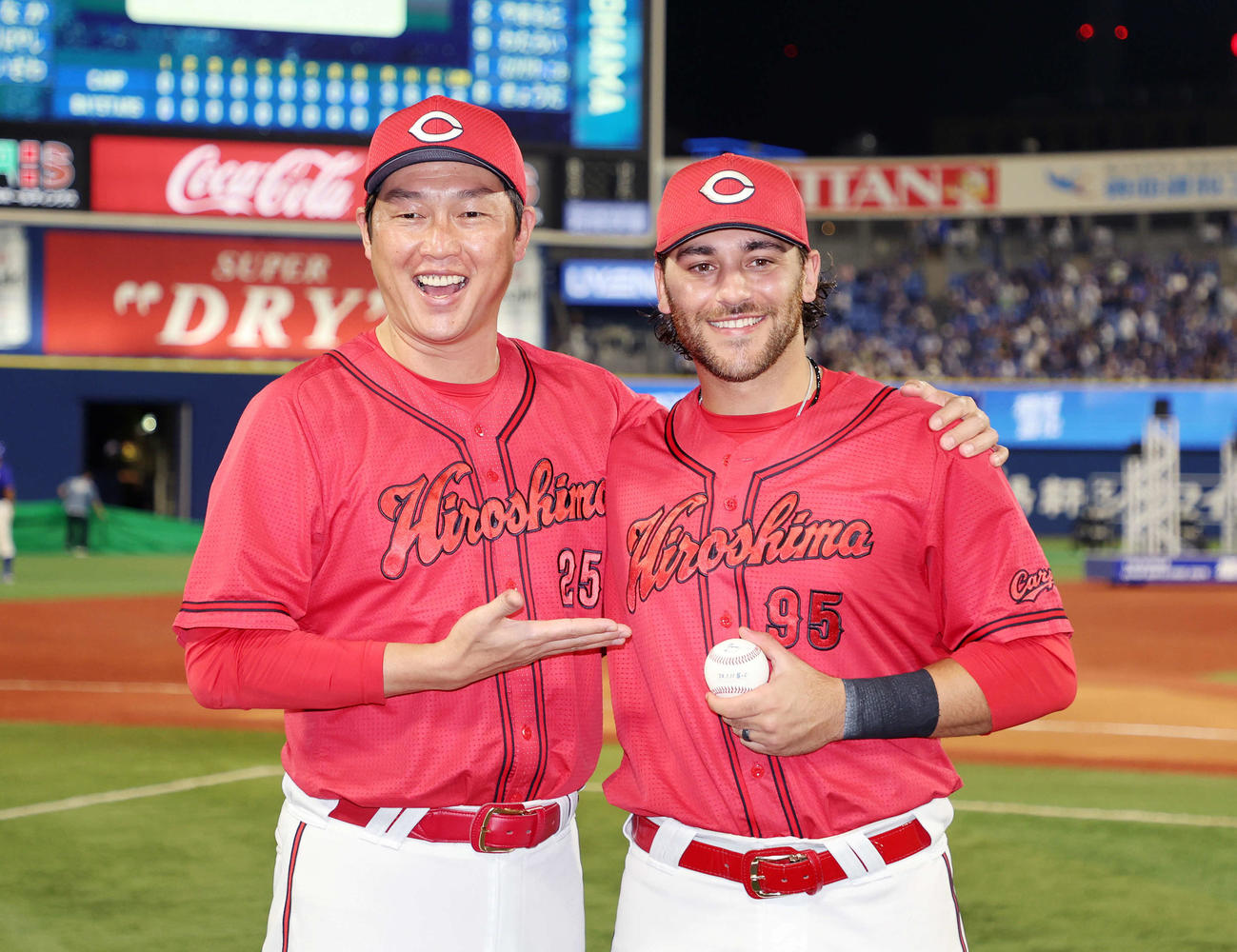 DeNA対広島　来日1号を放ったシャイナー（右）と新井監督は笑顔を見せる（撮影・鈴木正人）