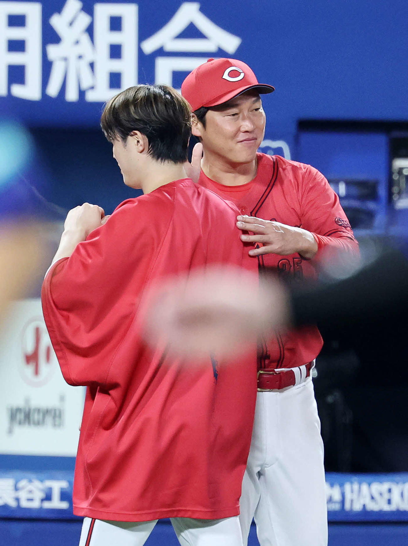 DeNA対広島　勝利し広島森下暢仁（手前）を迎える新井監督（撮影・鈴木正人）