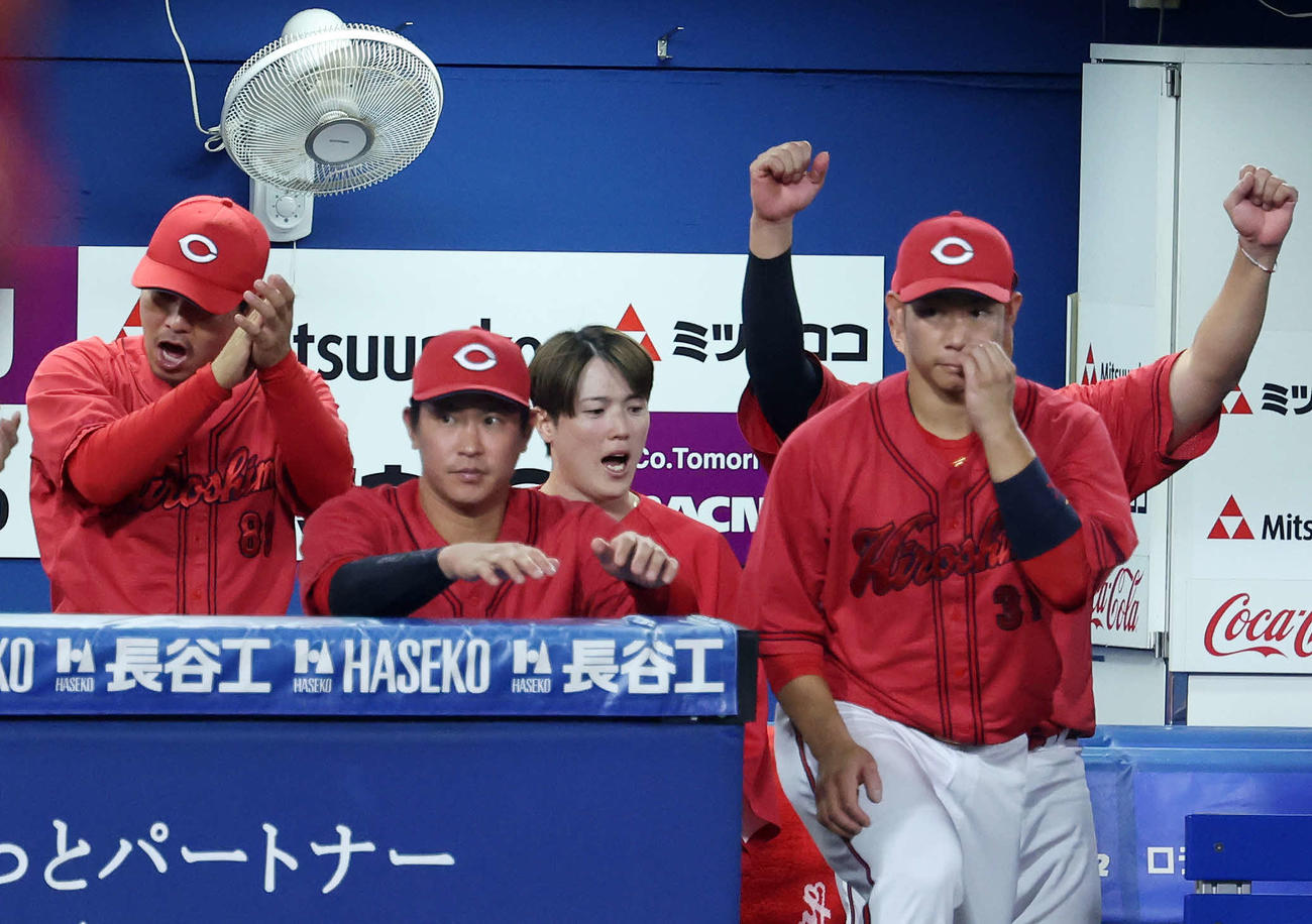DeNA対広島　勝利し雄たけびを上げる広島森下（中央）（撮影・鈴木正人）
