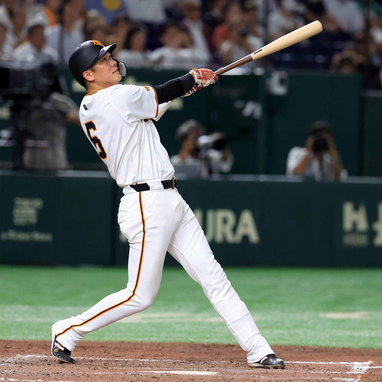 巨人対阪神　4回裏巨人無死二、三塁、坂本は右犠飛を放つ（撮影・浅見桂子）