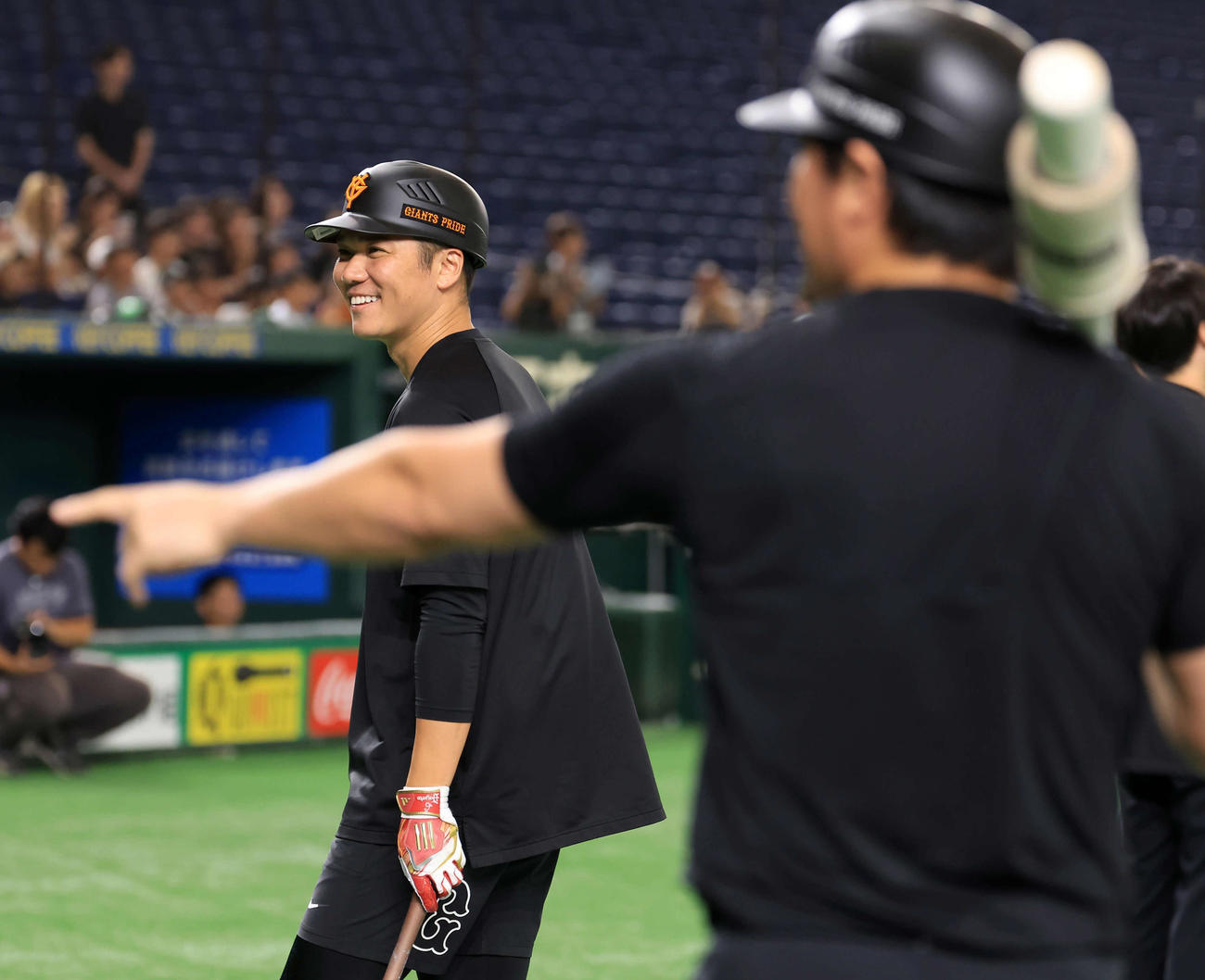 巨人対阪神　ティー打撃中、笑顔の巨人坂本（左）。右は長野（撮影・浅見桂子）