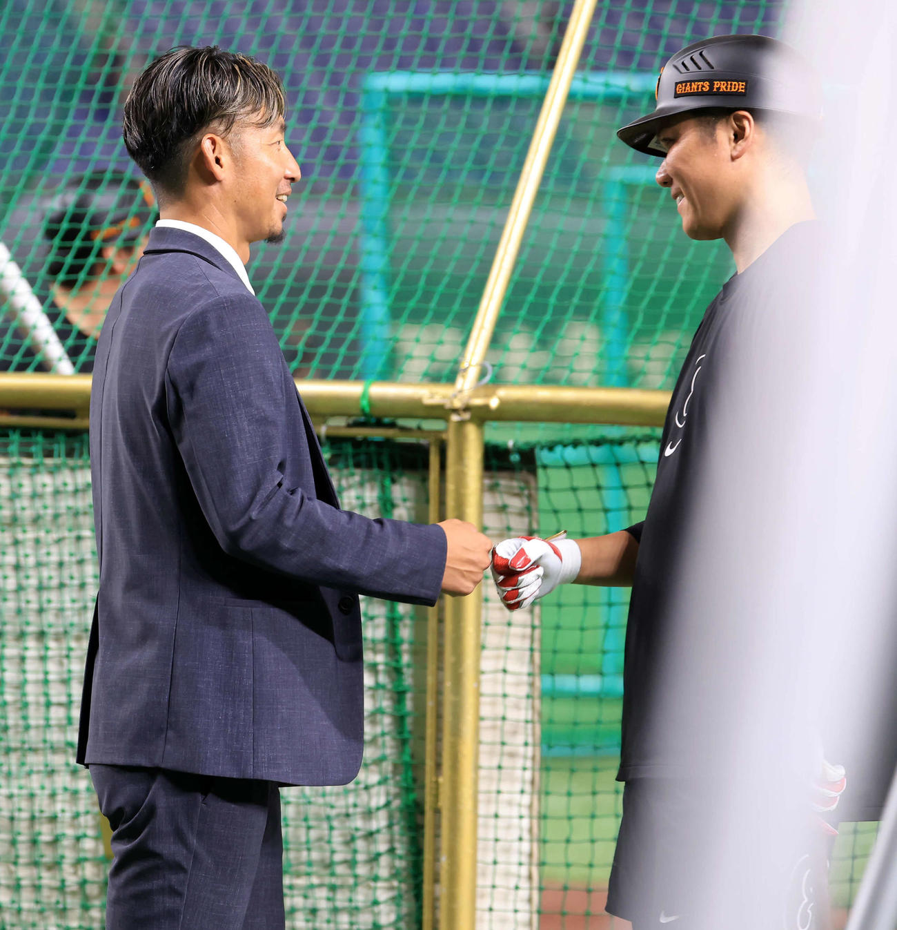 巨人対阪神　巨人坂本（右）と笑顔であいさつする鳥谷敬氏（撮影・浅見桂子）