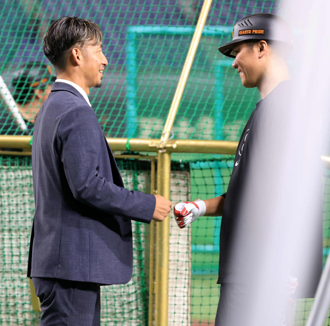 巨人対阪神　巨人坂本（右）と笑顔であいさつする鳥谷敬氏（撮影・浅見桂子）