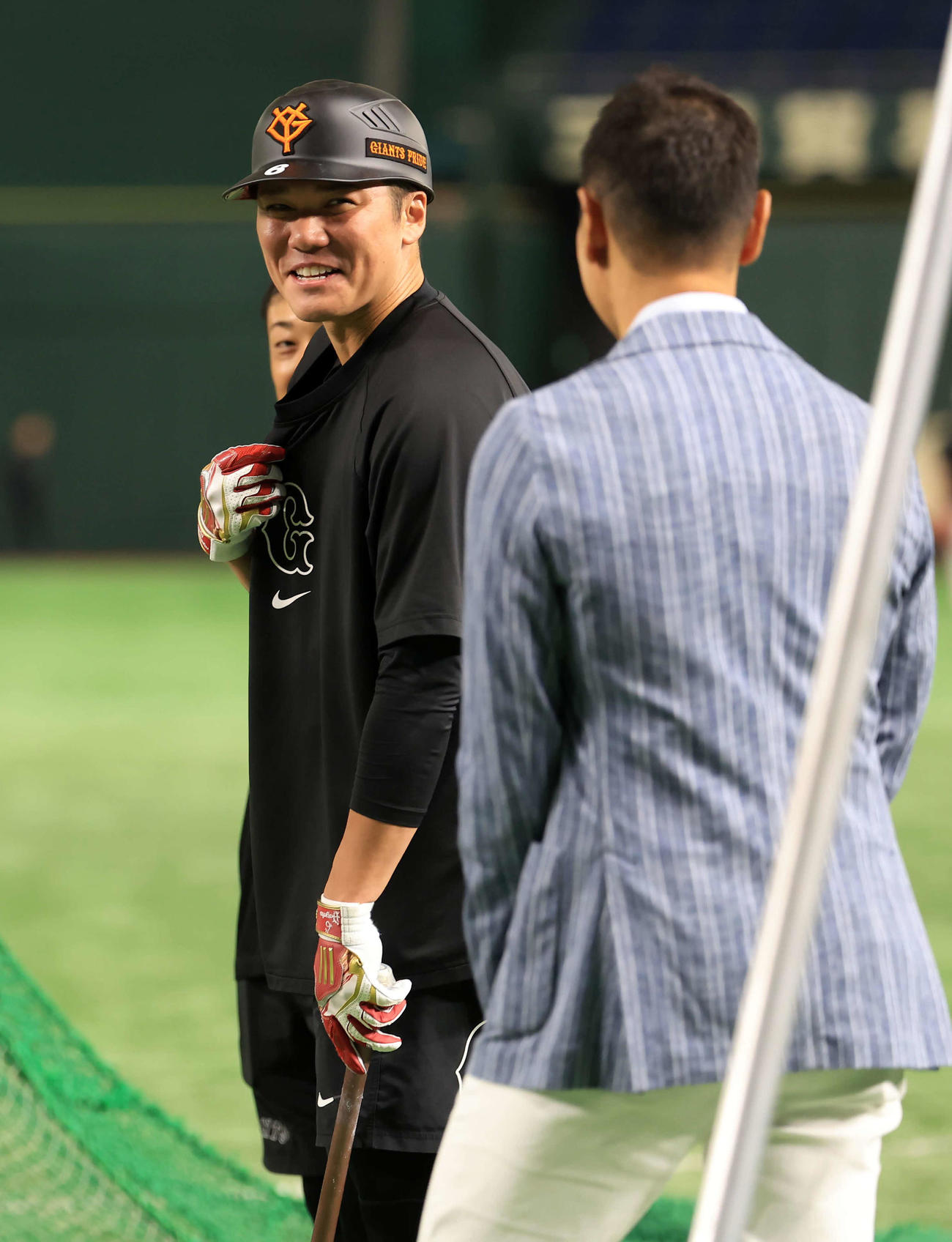 巨人対阪神　巨人坂本（奥）は、高橋尚成氏から声をかけられ笑顔（撮影・浅見桂子）