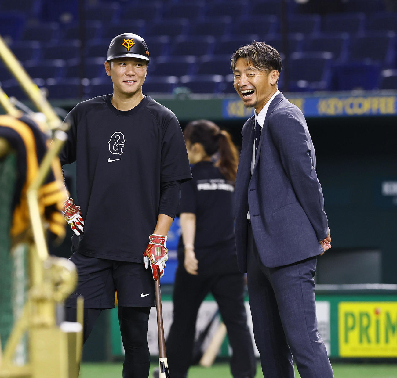 巨人対阪神　巨人坂本（左）と話をする本紙評論家の鳥谷敬氏（撮影・藤尾明華）