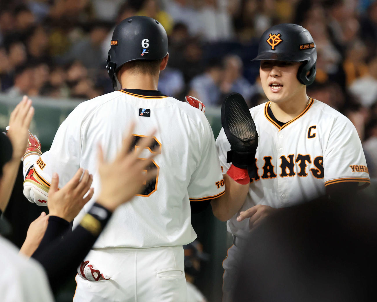 巨人対阪神　4回裏巨人無死二、三塁、坂本（左）が同点右犠飛を放ち生還した岡本和とハイタッチ（撮影・浅見桂子）
