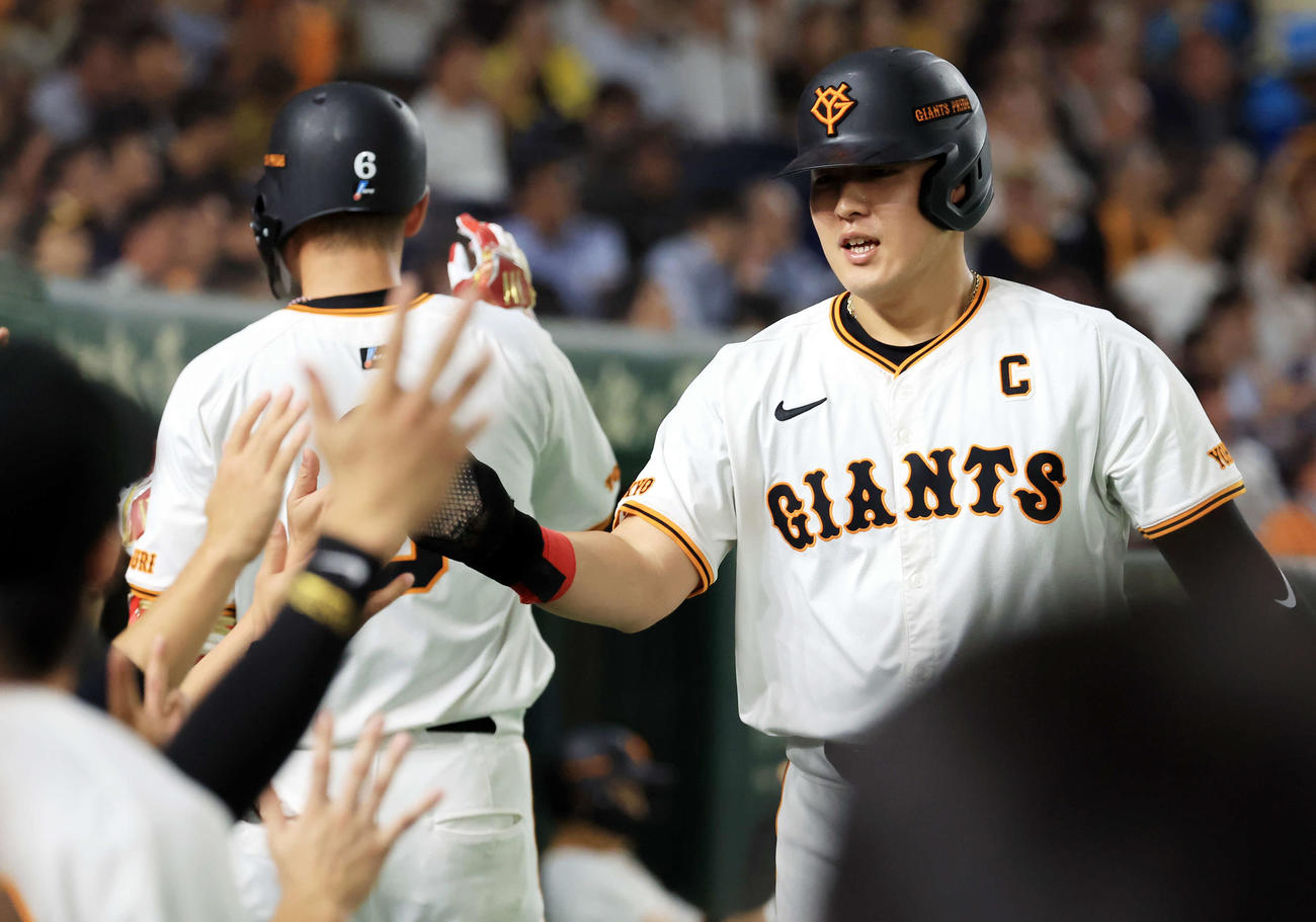 巨人対阪神　4回裏巨人無死二、三塁、坂本（左）が同点右犠飛を放ち生還した岡本和とハイタッチ（撮影・浅見桂子）