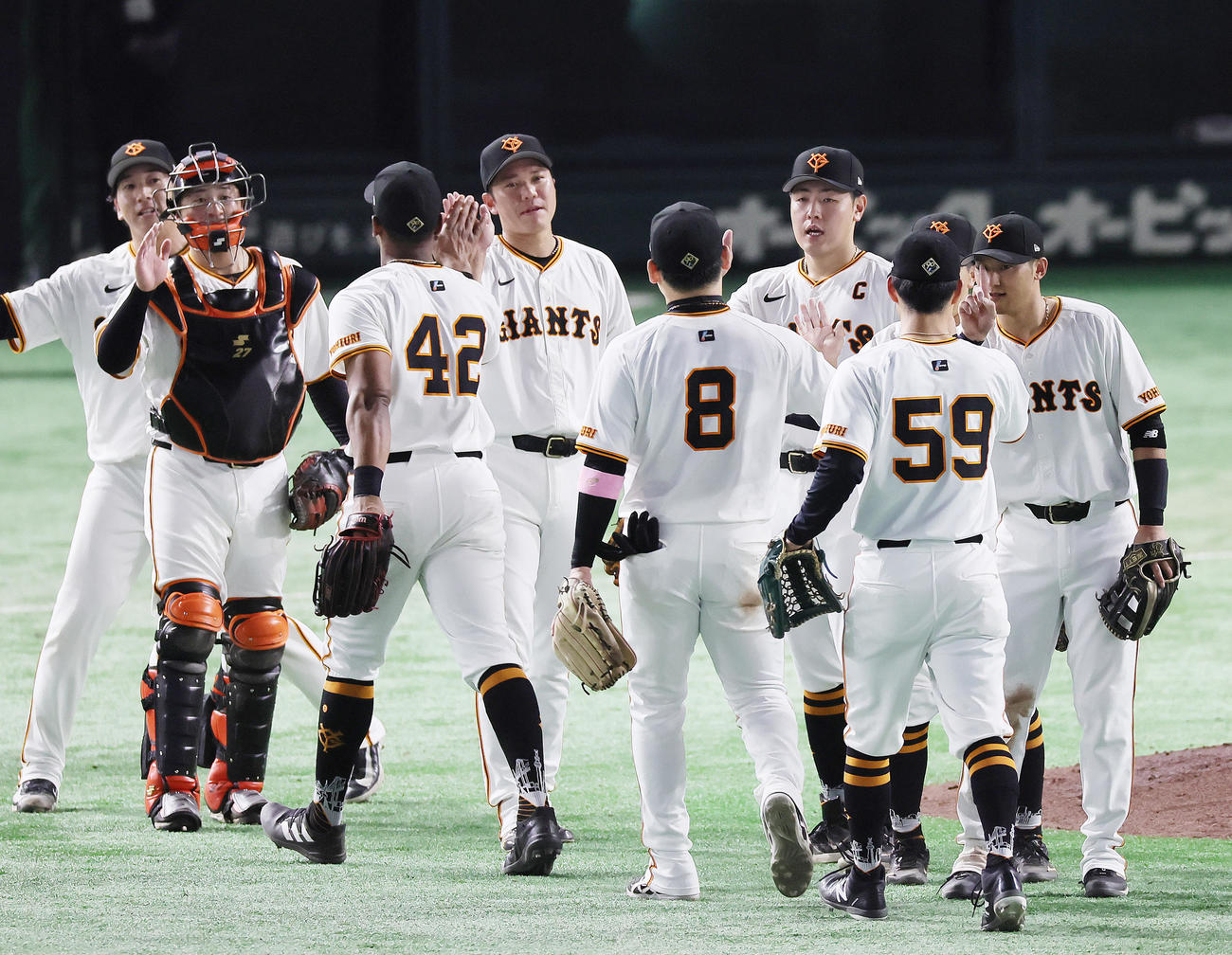 巨人対阪神　連勝を飾りタッチを交わす巨人の岡本和（後方右）、坂本（同左）ら（撮影・足立雅史）