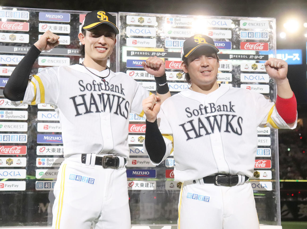 ソフトバンク対ロッテ　本日のヒーローに輝いた周東（左）と甲斐（撮影・鬼束羽瑠菜）