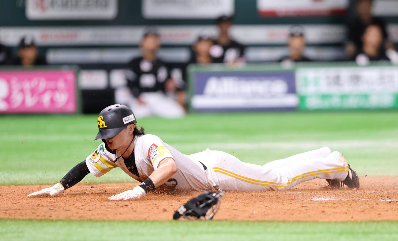 ソフトバンク対ロッテ　5回裏ソフトバンク1死三塁、吉田の打球を二塁手の小川が野選、その間に三塁走者の周東は生還（撮影・梅根麻紀）