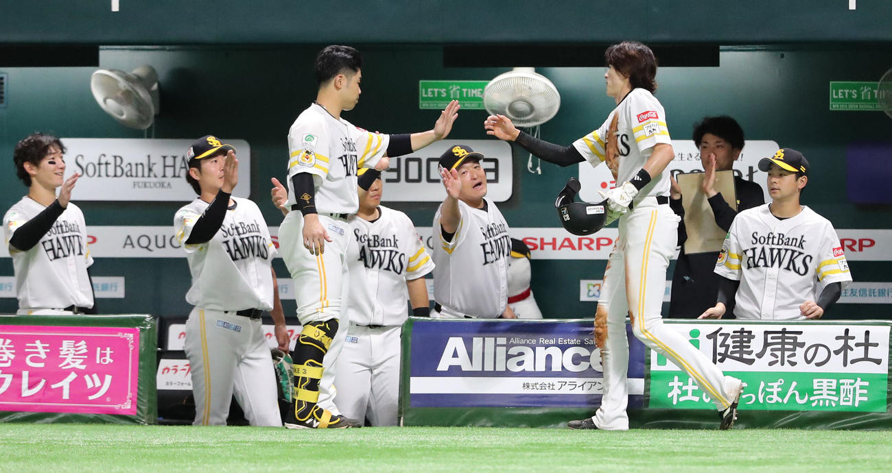 ソフトバンク対ロッテ　5回裏ソフトバンク1死三塁、吉田の二野選の間に生還した周東はベンチのナインとタッチをかわす（撮影・鬼束羽瑠菜）