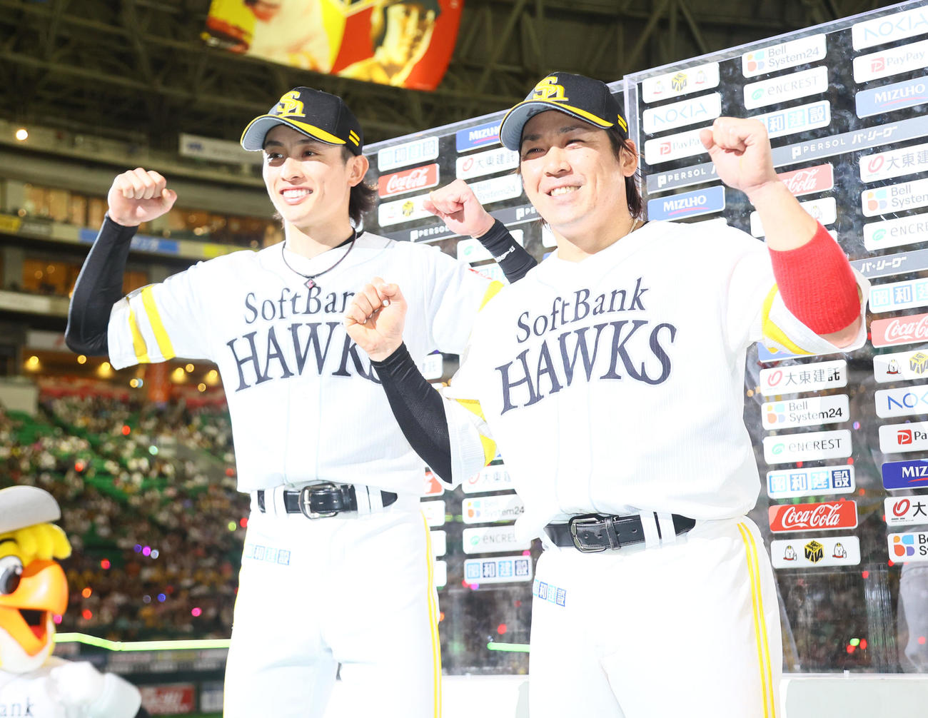 ソフトバンク対ロッテ　ヒーローになった周東と甲斐はガッツポーズ（撮影・梅根麻紀）