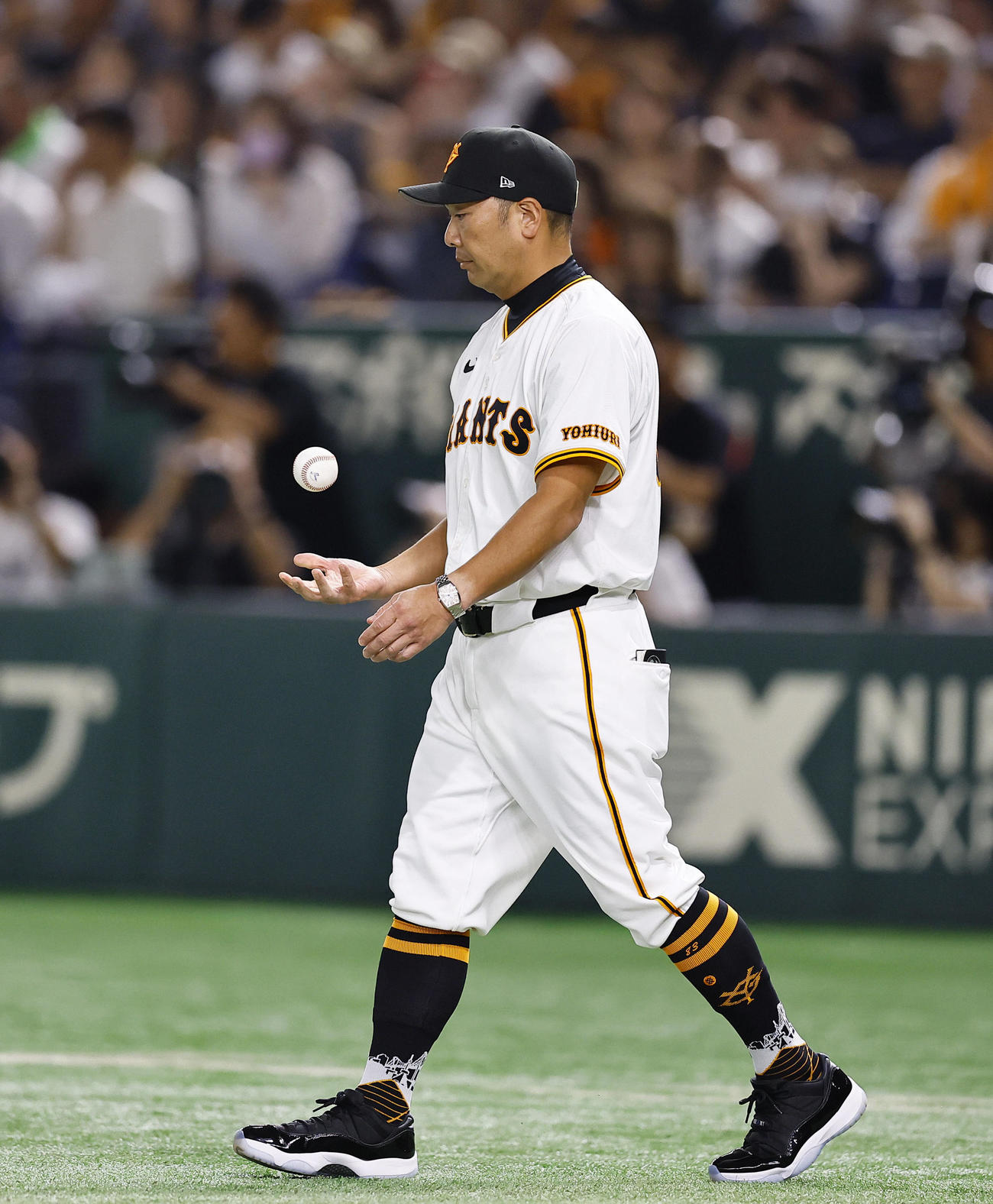 巨人対阪神　5回表阪神1死一、二塁、投手交代のためマウンドに向かう阿部監督（撮影・藤尾明華）