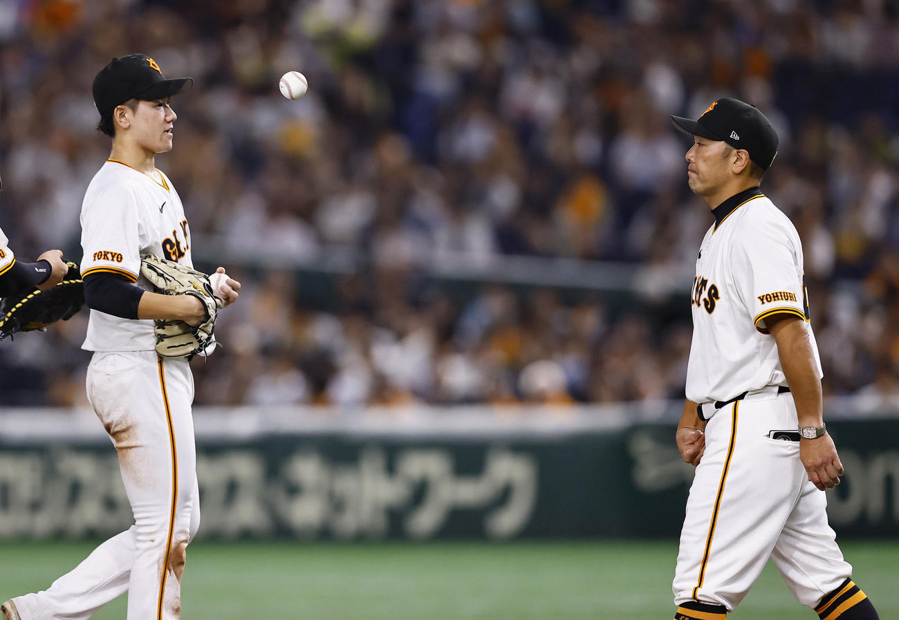 巨人対阪神　5回表阪神1死一、二塁、投手交代のためマウンドに向かう阿部監督（右）と降板する井上（撮影・藤尾明華）