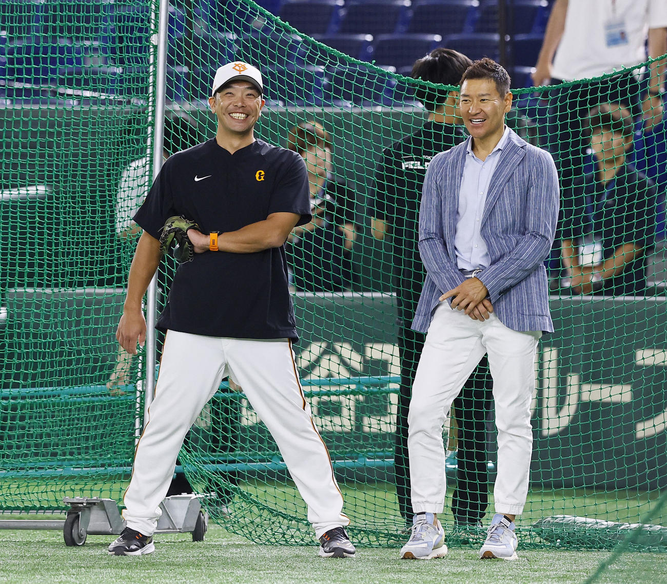 巨人対阪神　談笑する巨人阿部監督（左）と高橋尚成氏（撮影・藤尾明華）