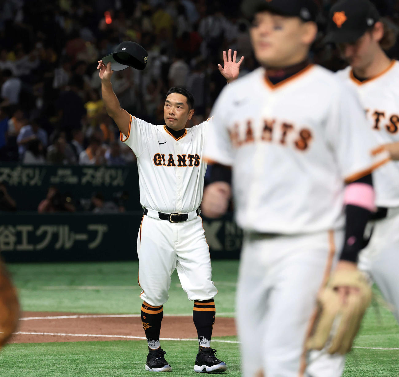 巨人対阪神　連勝し、スタンドにあいさつする巨人阿部監督（撮影・浅見桂子）