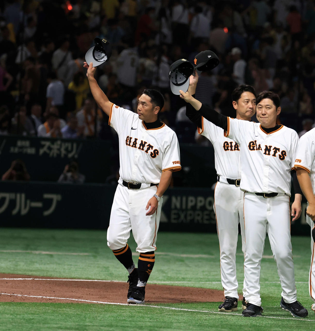 巨人対阪神　連勝し、スタンドにあいさつする巨人阿部監督（撮影・浅見桂子）
