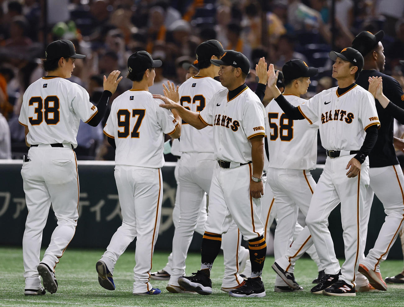 巨人対阪神　阪神に勝利し、ナインを出迎える阿部監督（中央）（撮影・藤尾明華）