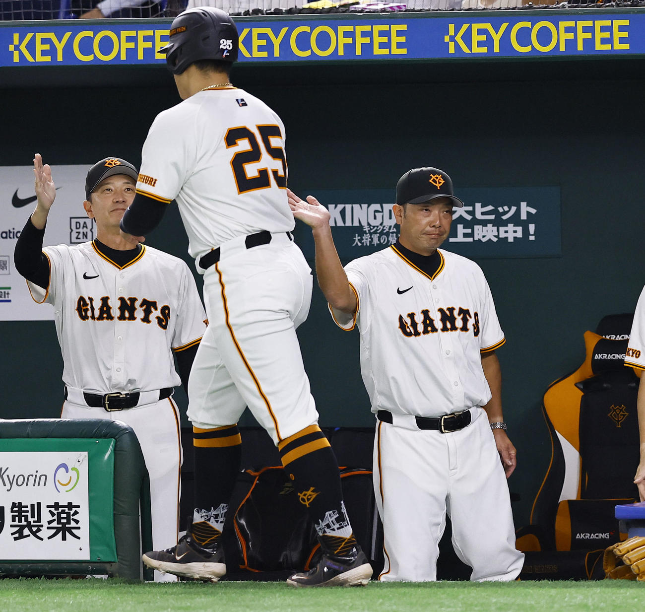 巨人対阪神　4回裏巨人無死二、三塁、坂本の右犠飛で生還した岡本和を出迎える阿部監督（右）（撮影・藤尾明華）