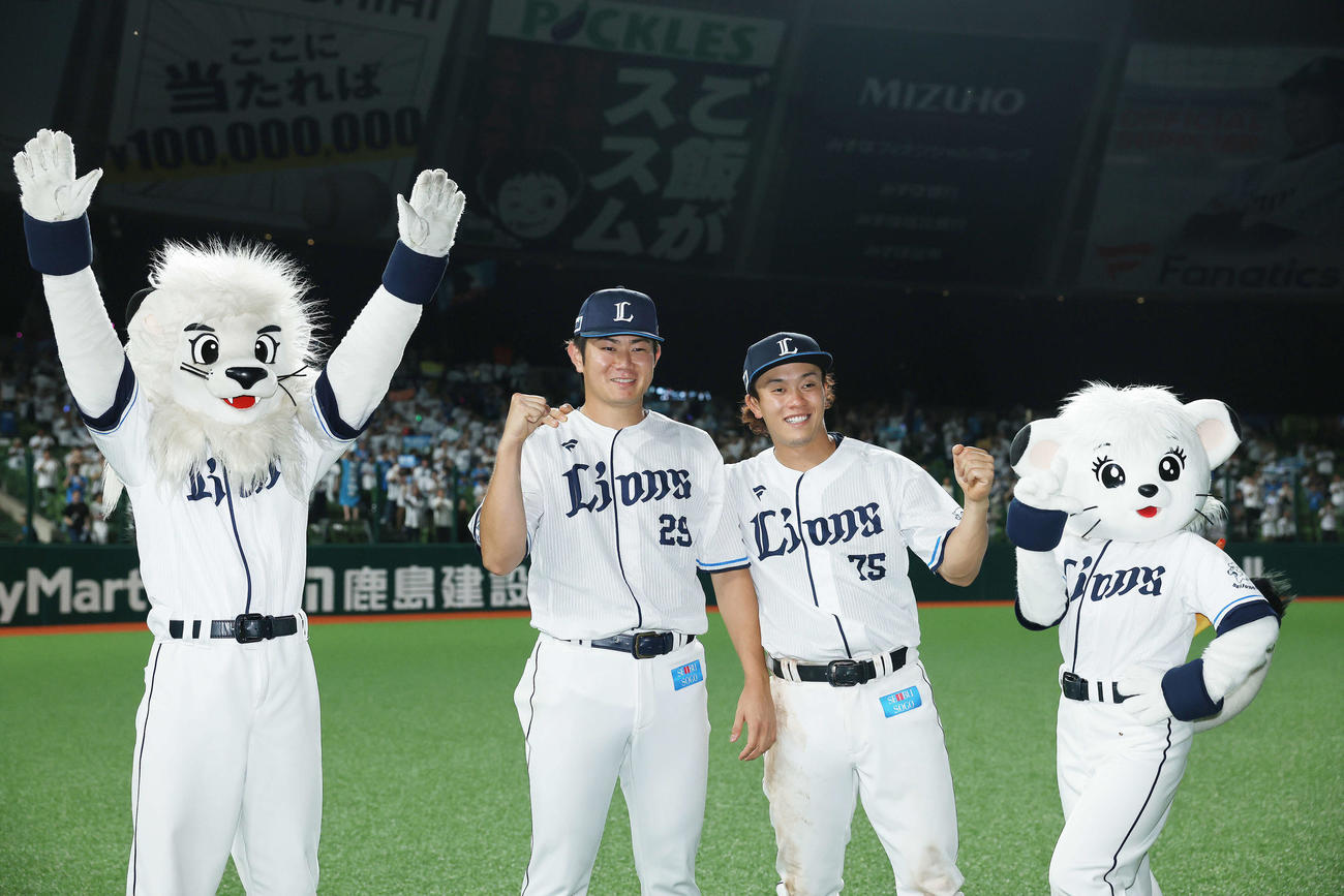 西武対オリックス　オリックスに勝利し、観客席を背にガッツポーズで写真に納まる西武青山（左）と奥村（撮影・河田真司）