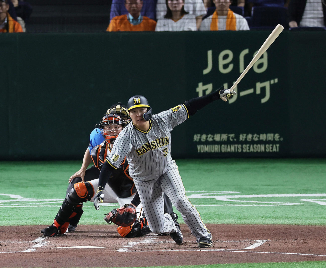 巨人対阪神　2回表阪神無死二塁、大山は先制適時二塁打を放つ（撮影・足立雅史）
