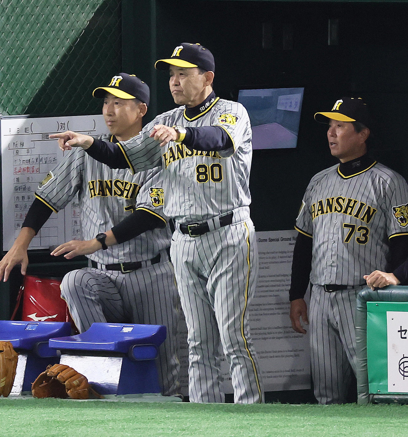 巨人対阪神　5回表阪神1死一、二塁、二塁走者小幡の本塁アウト判定にリプレー検証を求める岡田監督（中央）（撮影・足立雅史）