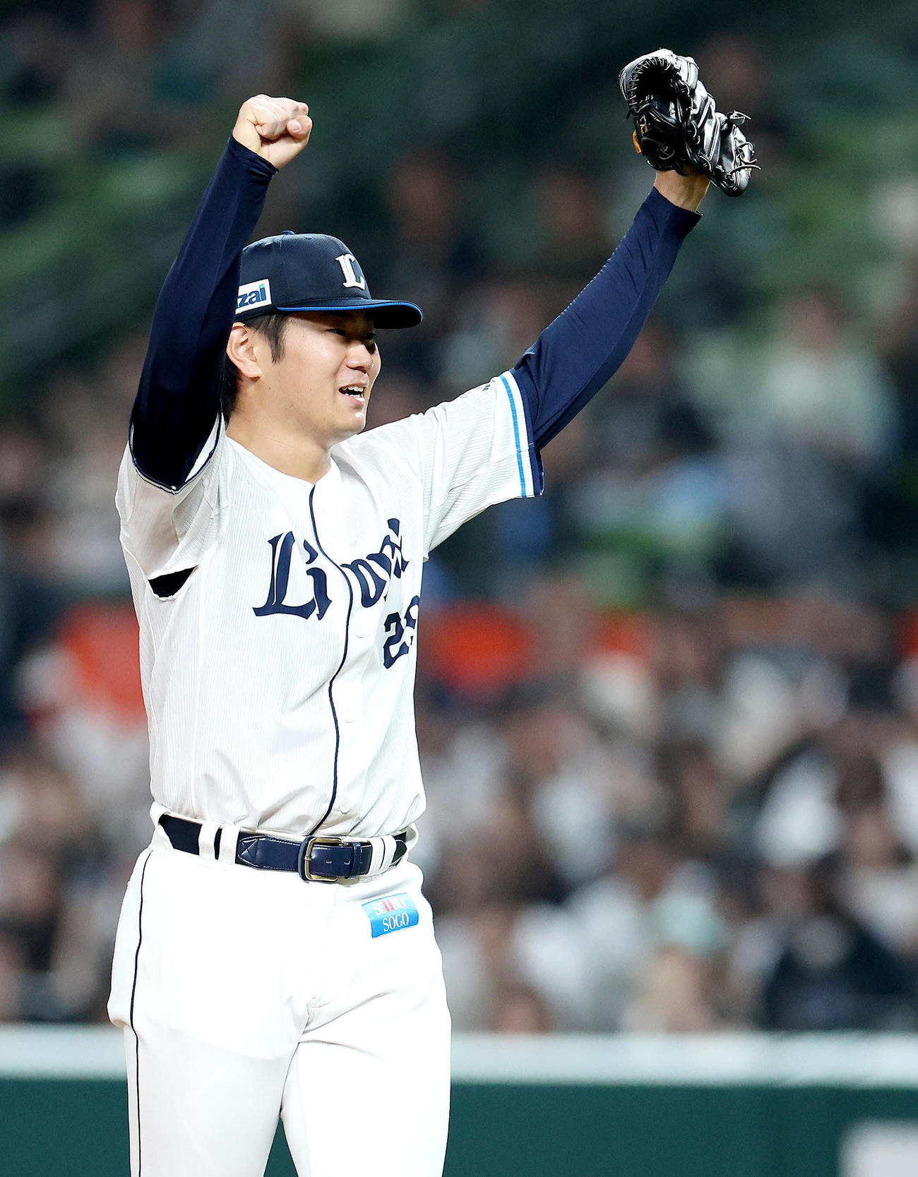 西武対オリックス　オリックスに完封プロ初勝利を挙げガッツポーズする西武青山（撮影・河田真司）