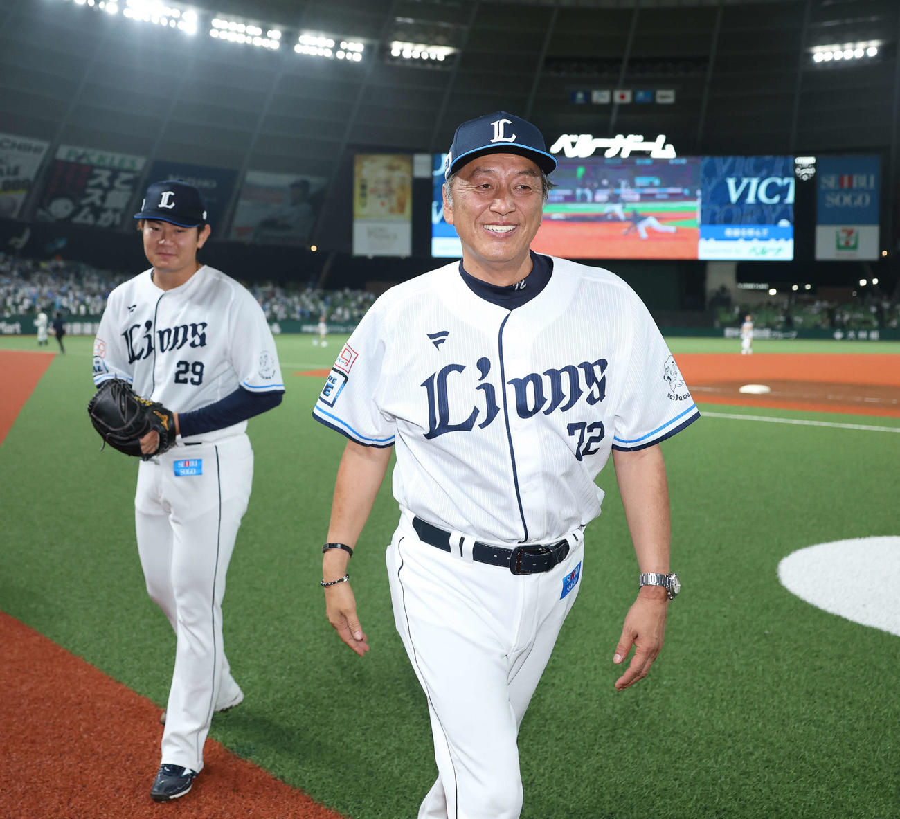 西武対オリックス　オリックスに勝利し、完封プロ初勝利を挙げた青山（左）との記念撮影を終え、笑顔で引き揚げる西武渡辺監督代行（撮影・河田真司）