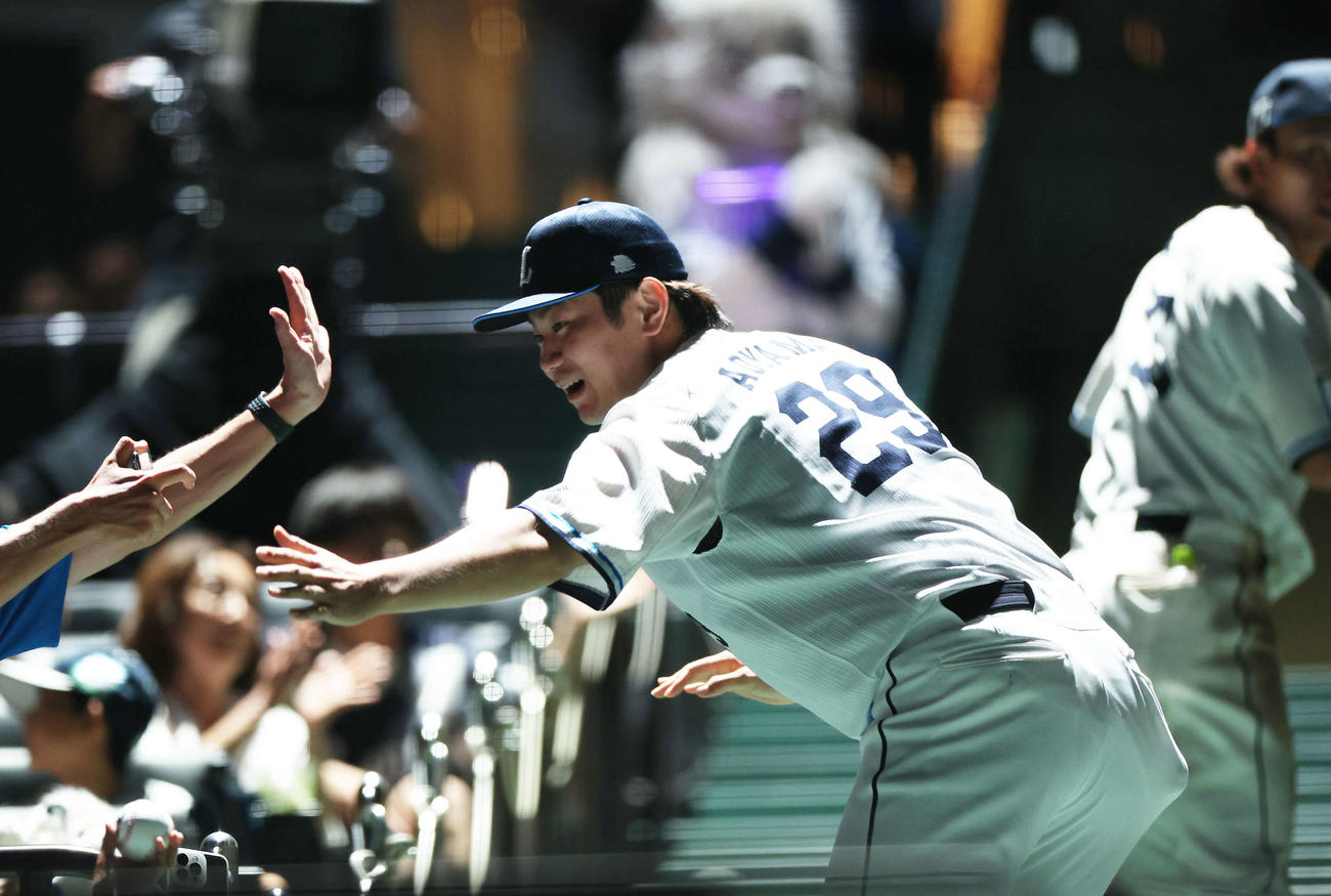 西武対オリックス　観客の声援に応えながら引き揚げる西武青山（撮影・河田真司）