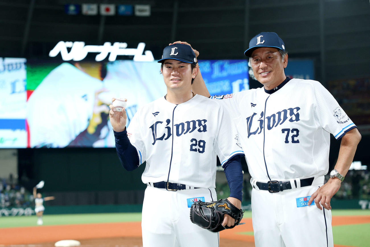 西武対オリックス　オリックスに勝利し、完封プロ初勝利を挙げ、ウイニングボールを手に渡辺監督代行（右）と写真に納まる青山（撮影・河田真司）