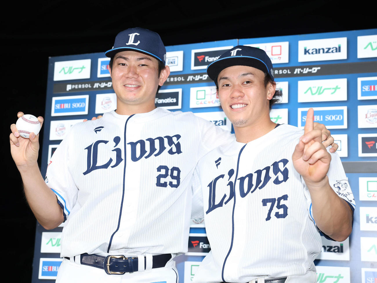 西武対オリックス　オリックスに勝利し、ウイニングボールを手にお立ち台で写真に納まる西武の、完封プロ初勝利を挙げた青山美夏人（左）と奥村（撮影・河田真司）