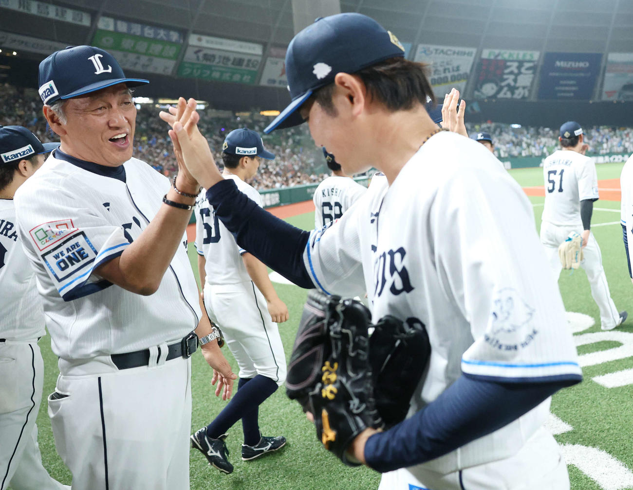 西武対オリックス　オリックスに勝利し、プロ初勝利を挙げた青山（手前）を迎える西武渡辺監督代行（撮影・河田真司）