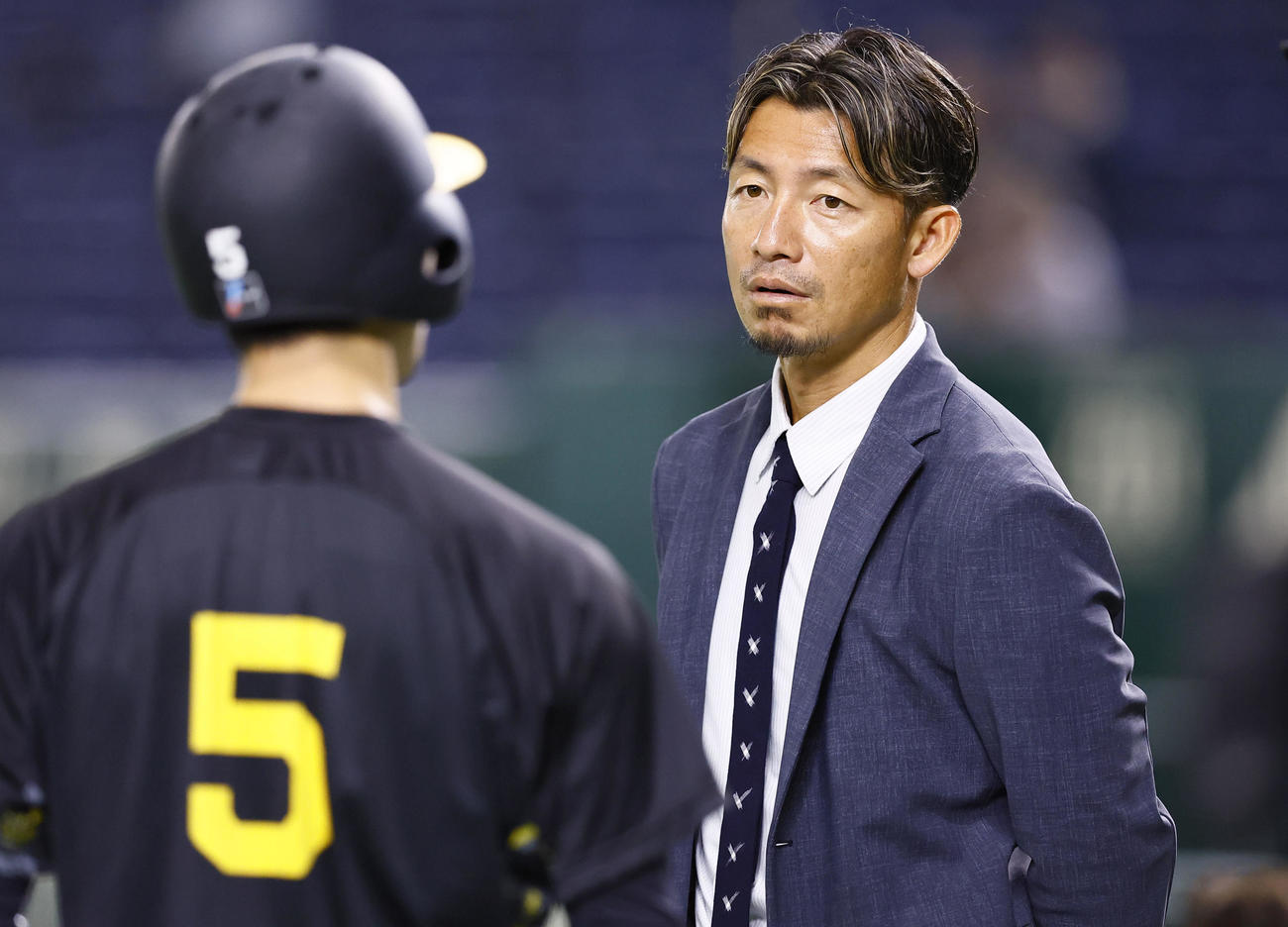 巨人対阪神　阪神近本（左）と話をする本紙評論家の鳥谷敬氏（撮影・藤尾明華）