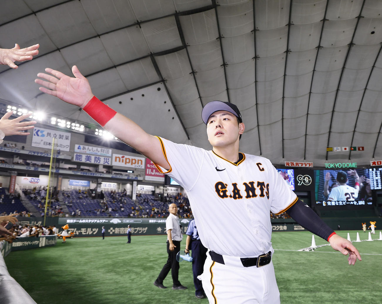 巨人対阪神　阪神に勝利し、ファンとタッチ巨人岡本和（撮影・藤尾明華）