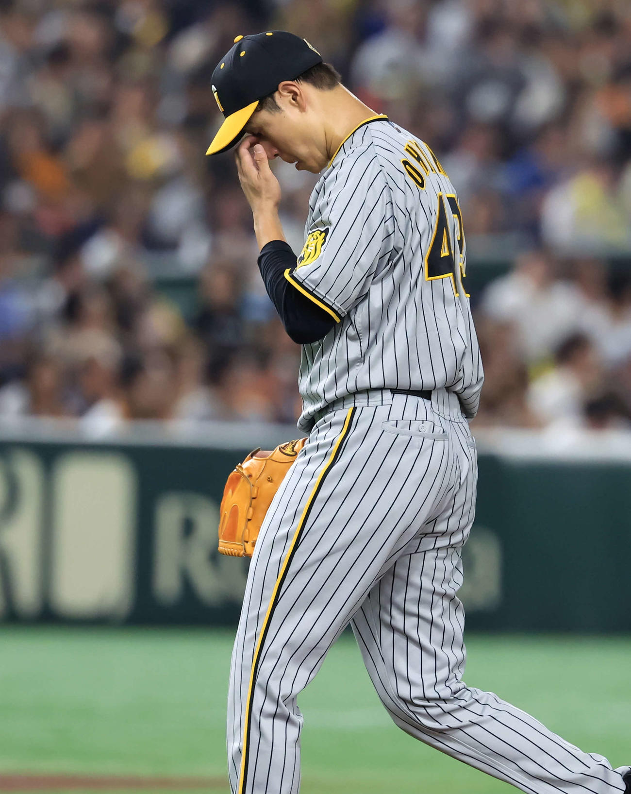 巨人対阪神　5回裏巨人2死二塁の場面で降板となり、うつむいて引き揚げる大竹（撮影・浅見桂子）