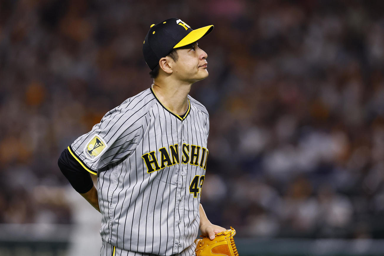 巨人対阪神　5回裏途中、降板する阪神大竹（撮影・藤尾明華）