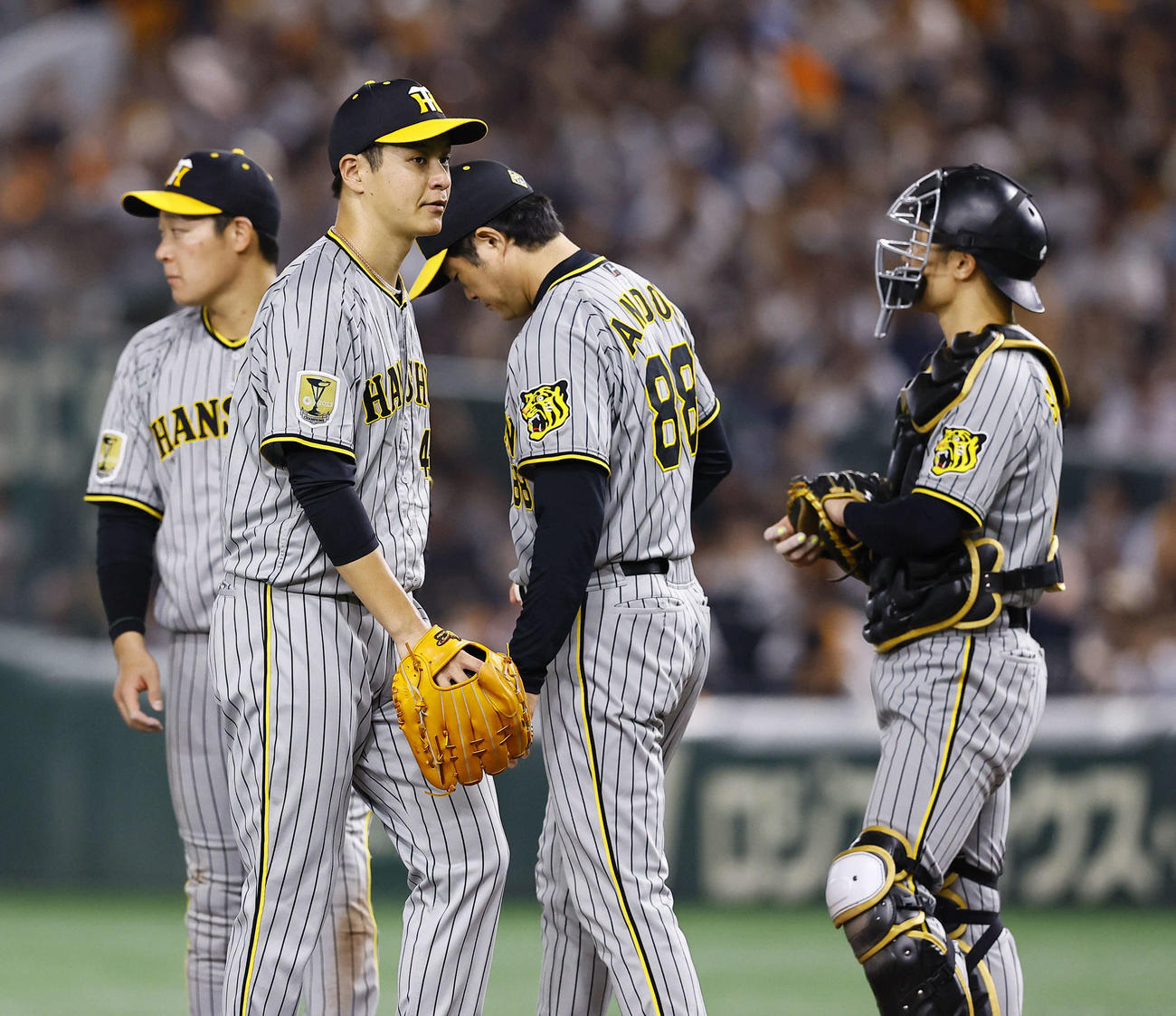 巨人対阪神　5回裏途中、降板する阪神大竹（右から3人目）（撮影・藤尾明華）